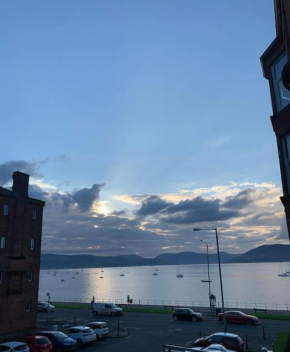 Lovely flat overlooking the Clyde